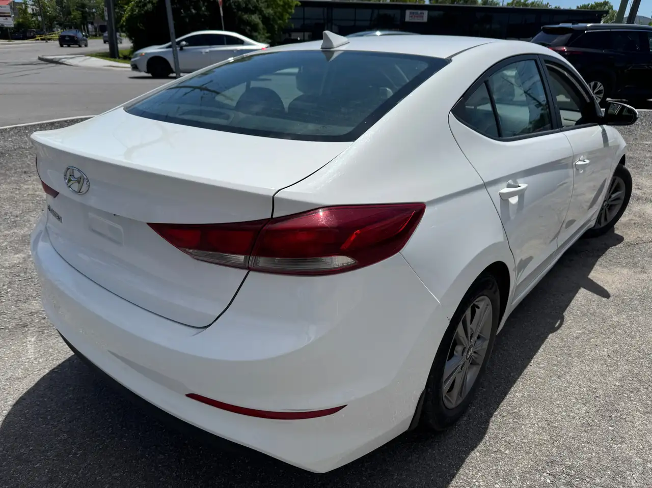 Hyundai ELANTRA photo Hyundai ELANTRA