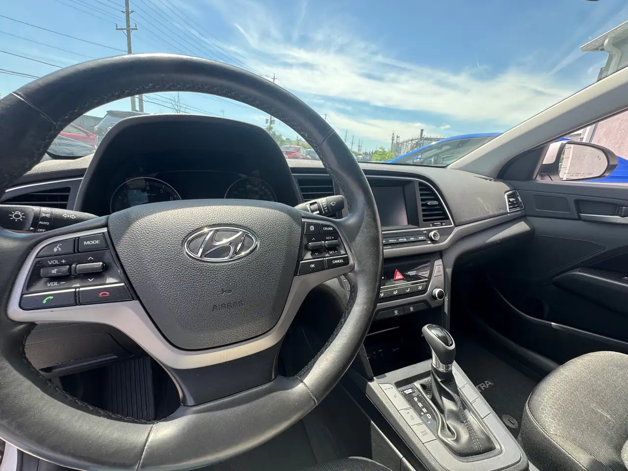 Hyundai ELANTRA photo Hyundai ELANTRA