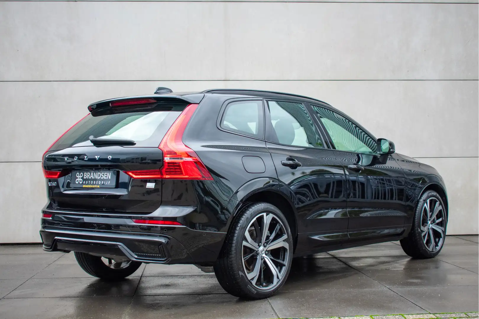 Volvo XC60 2.0 T8 Plug-in hybrid AWD Ultra Dark -Luchtvering- Noir - 2