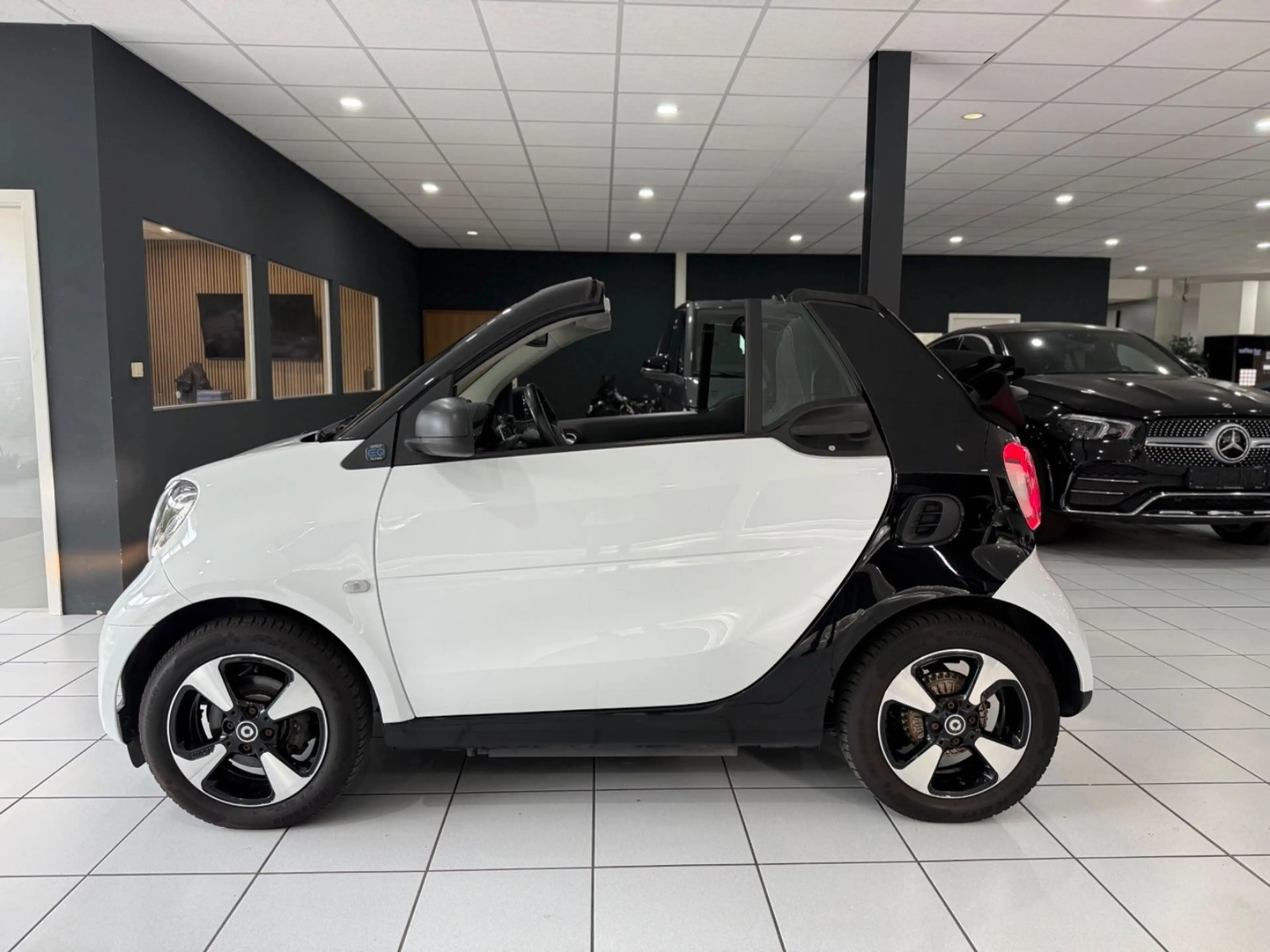 smart forTwo cabrio electric/ EQ*KAMERA*SHZ*LED-SCHW* — photo 4
