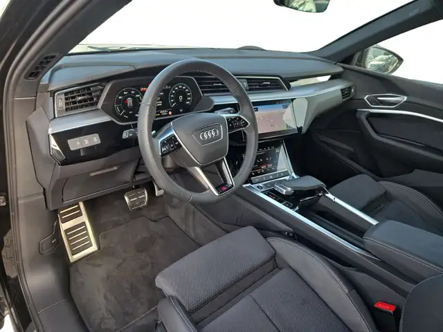 Audi Q8 E-Tron view 4