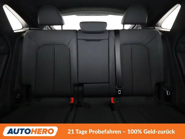 Audi Q3 view 15