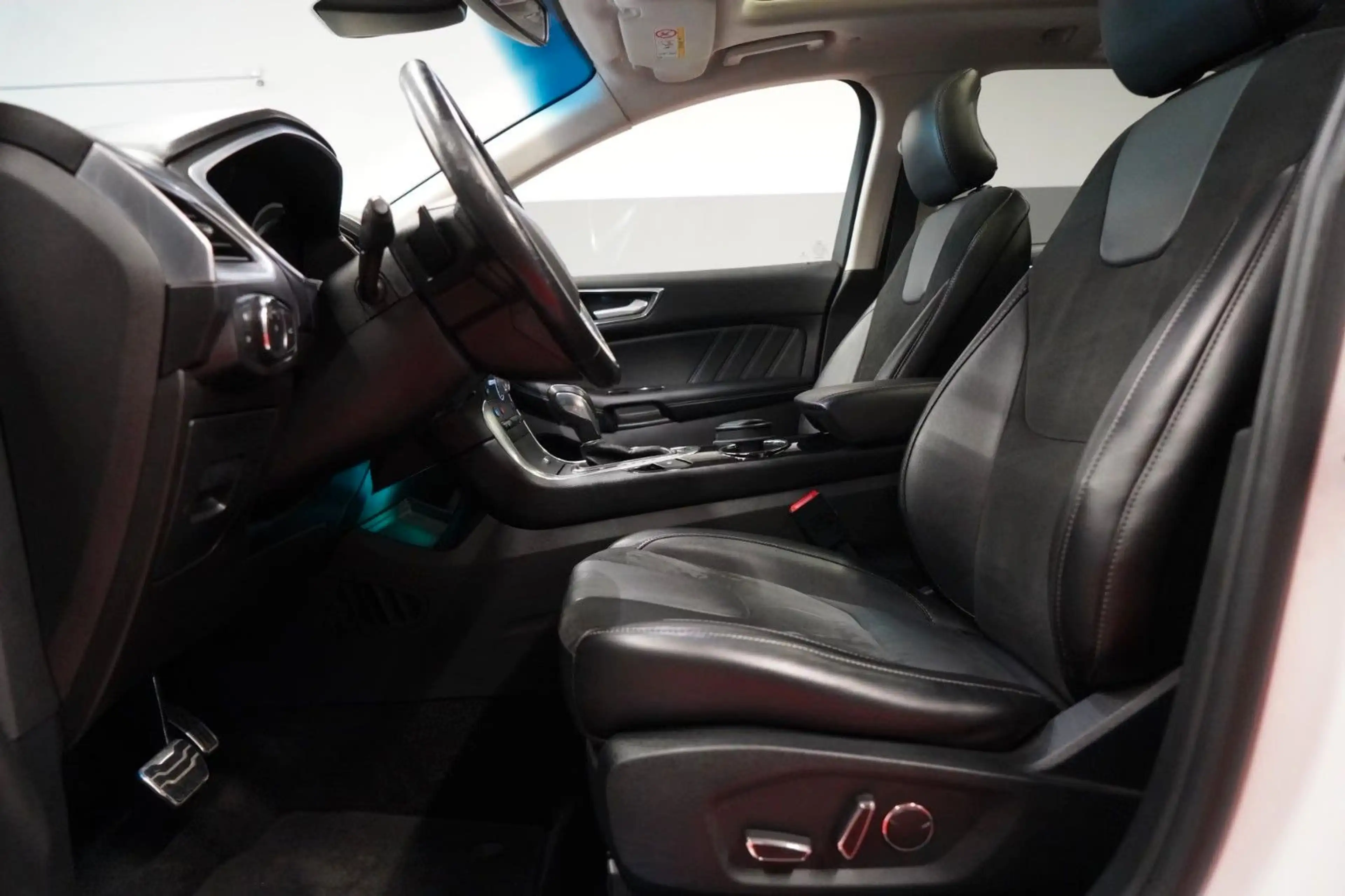 Ford Edge Sport 4x4*Unfallfrei*Navi*Pano* — photo 13