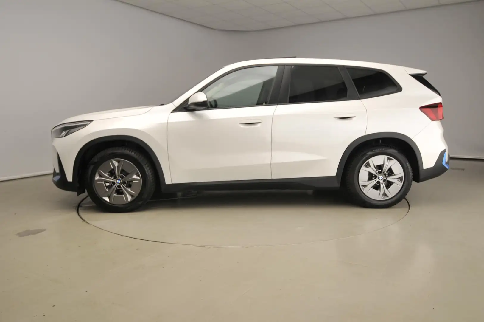BMW iX1 xDrive30 | LED | Navigatie | Schuifdak | Sportstoe Wit - 2