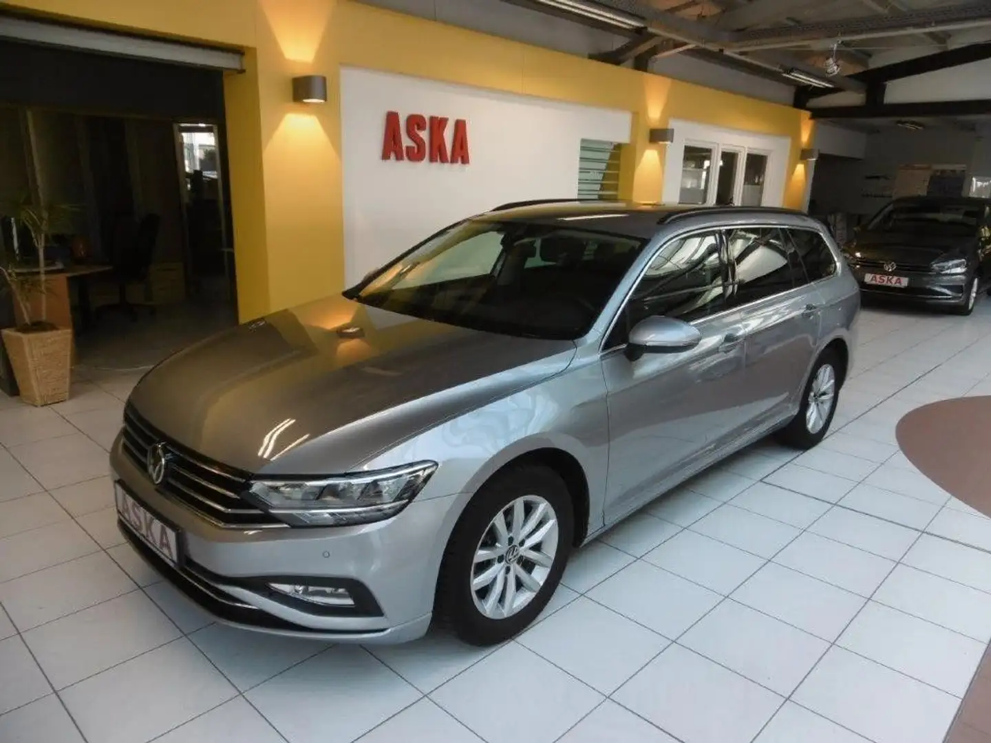 Volkswagen Passat Variant 1.5 TSI DSG NAVI LM AHK Komfort Silber - 1