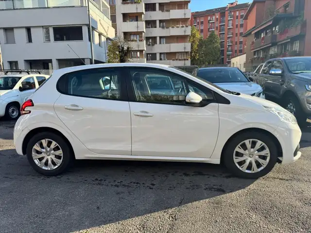 Peugeot 208 view 4