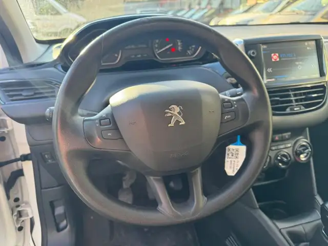 Peugeot 208 view 9