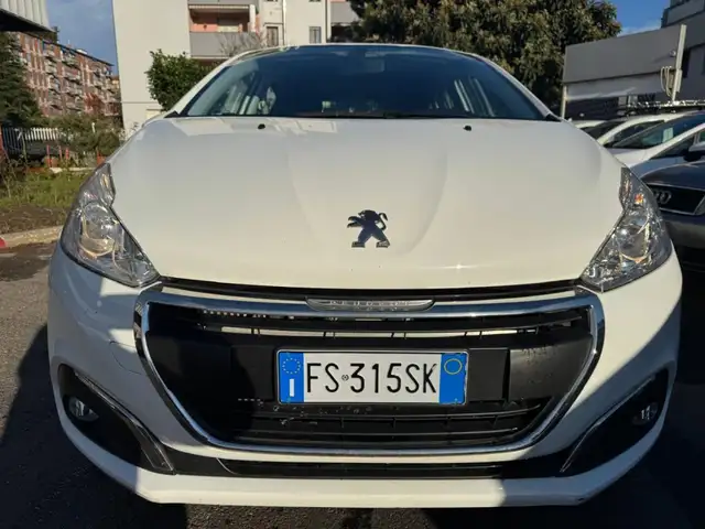 Peugeot 208 view 2