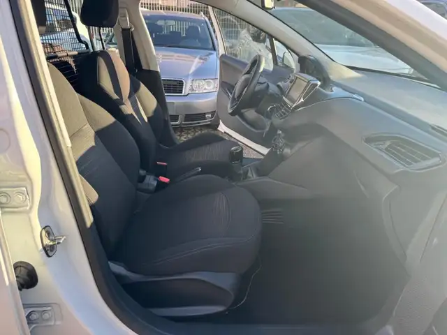 Peugeot 208 view 12