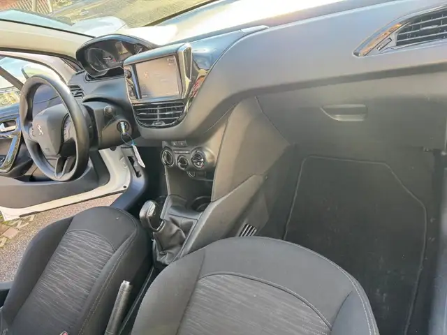 Peugeot 208 view 11