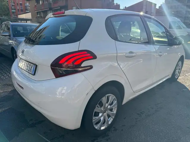 Peugeot 208 view 5