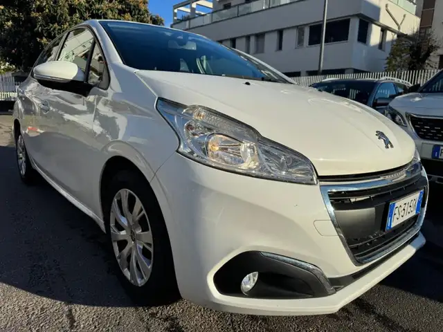Peugeot 208 view 3