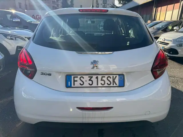 Peugeot 208 view 6