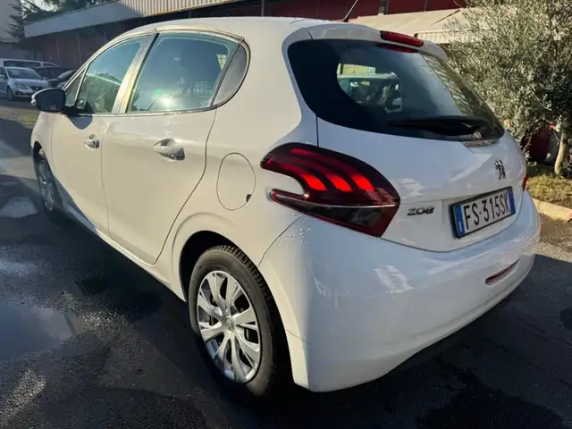 Peugeot 208 view 7