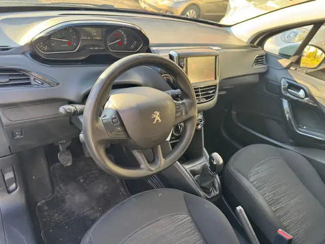 Peugeot 208 view 8