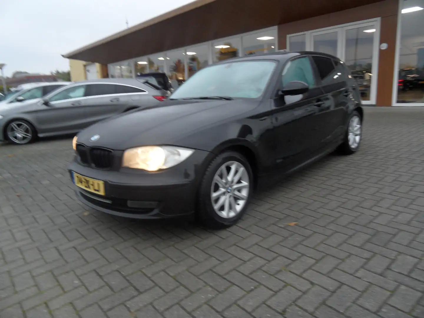 BMW 118 1-serie 118i Executive Automaat Zwart - 1