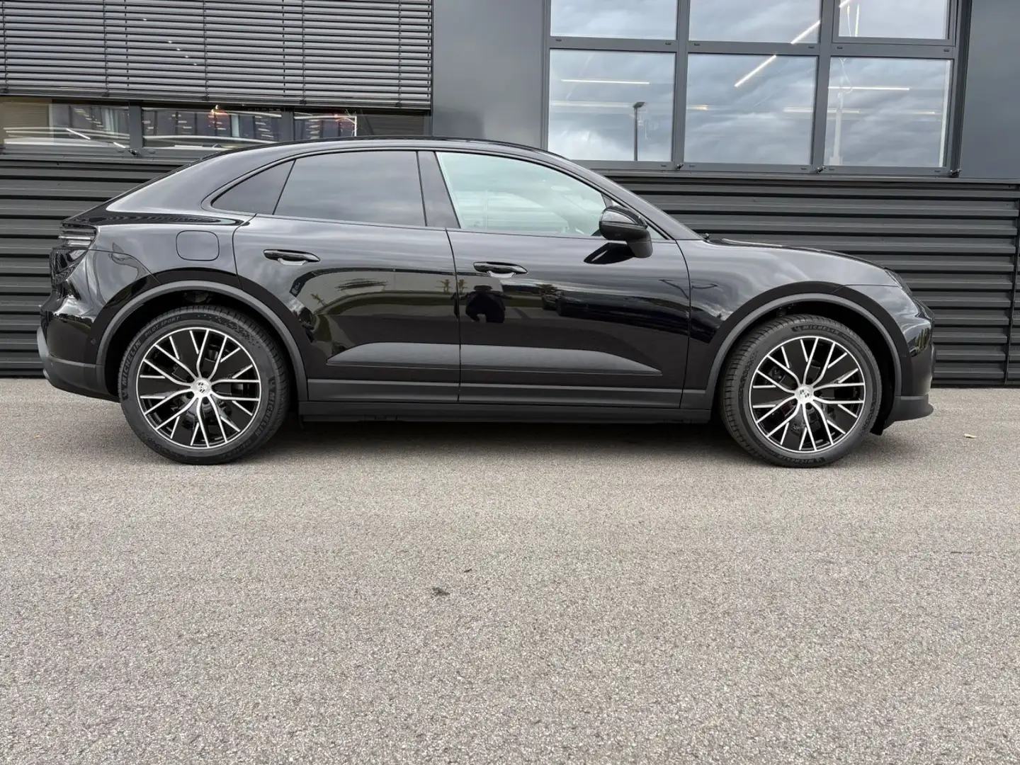 Porsche Macan Electric 4 LUFT PANO-BOSE-PAS-EL.AHK-2DP Schwarz - 2