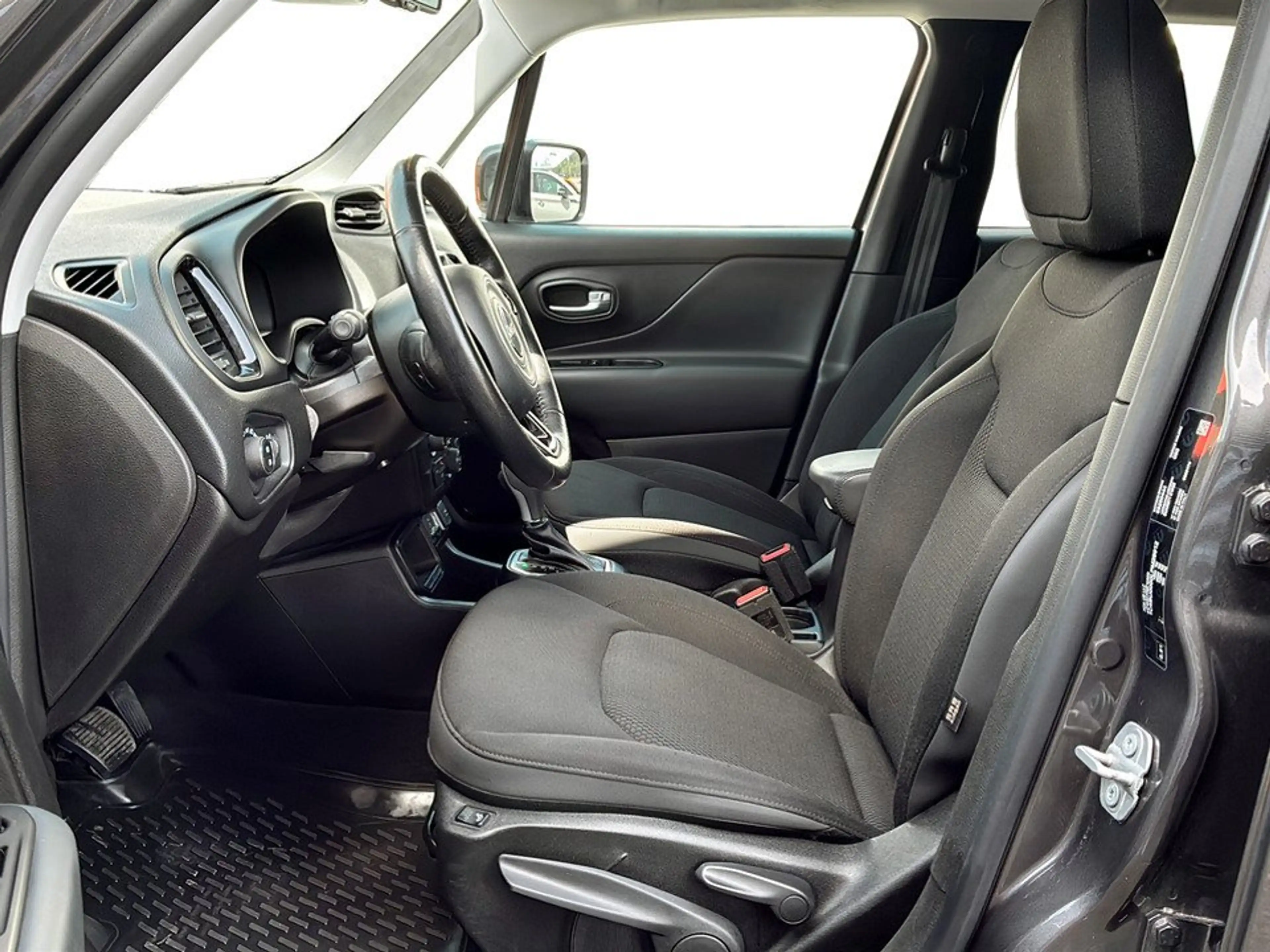 Jeep Renegade 1.6 MultiJet FWD NAVI+SHZ+TEMPOMAT — photo 12