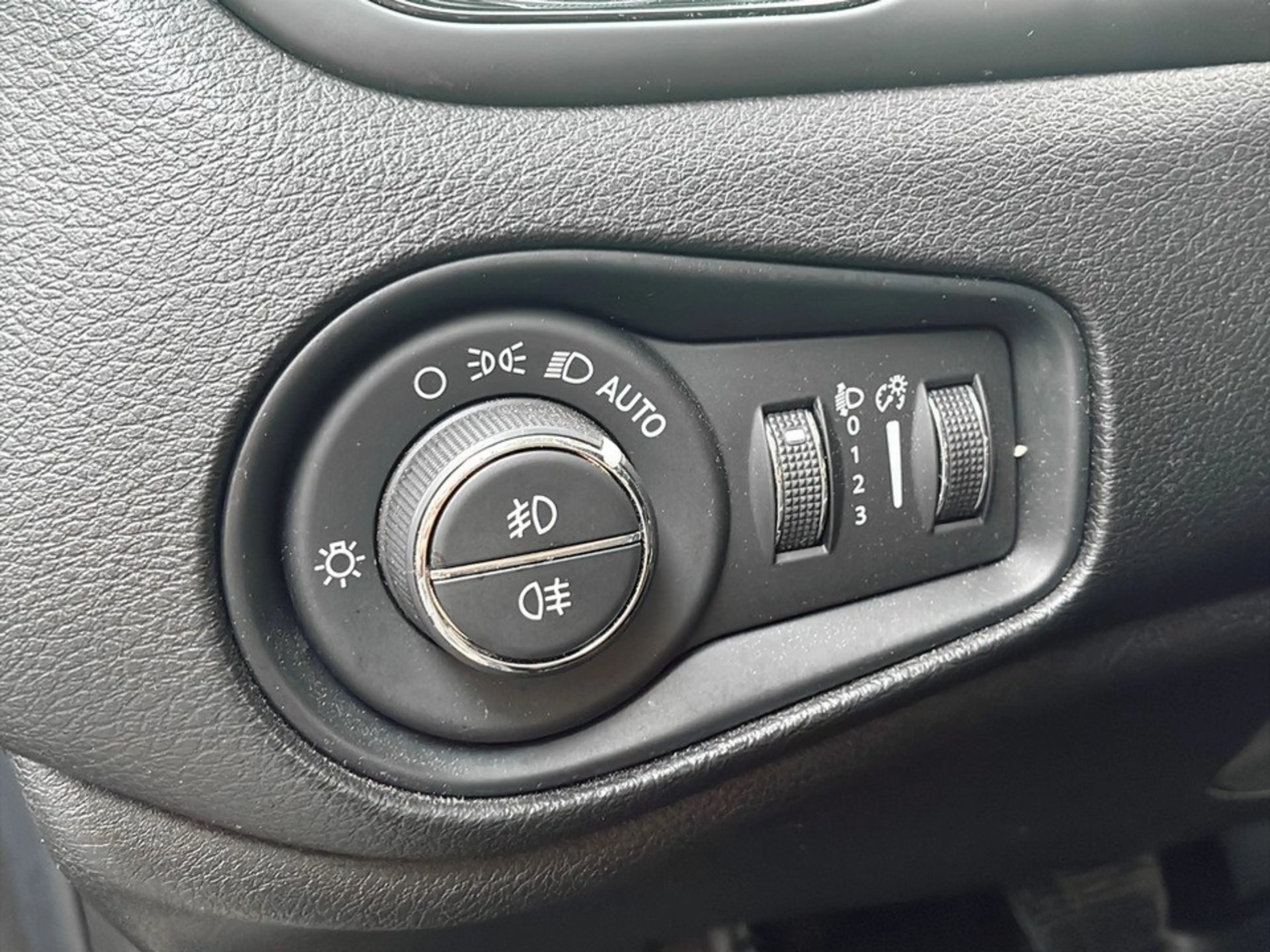 Jeep Renegade 1.6 MultiJet FWD NAVI+SHZ+TEMPOMAT — photo 11