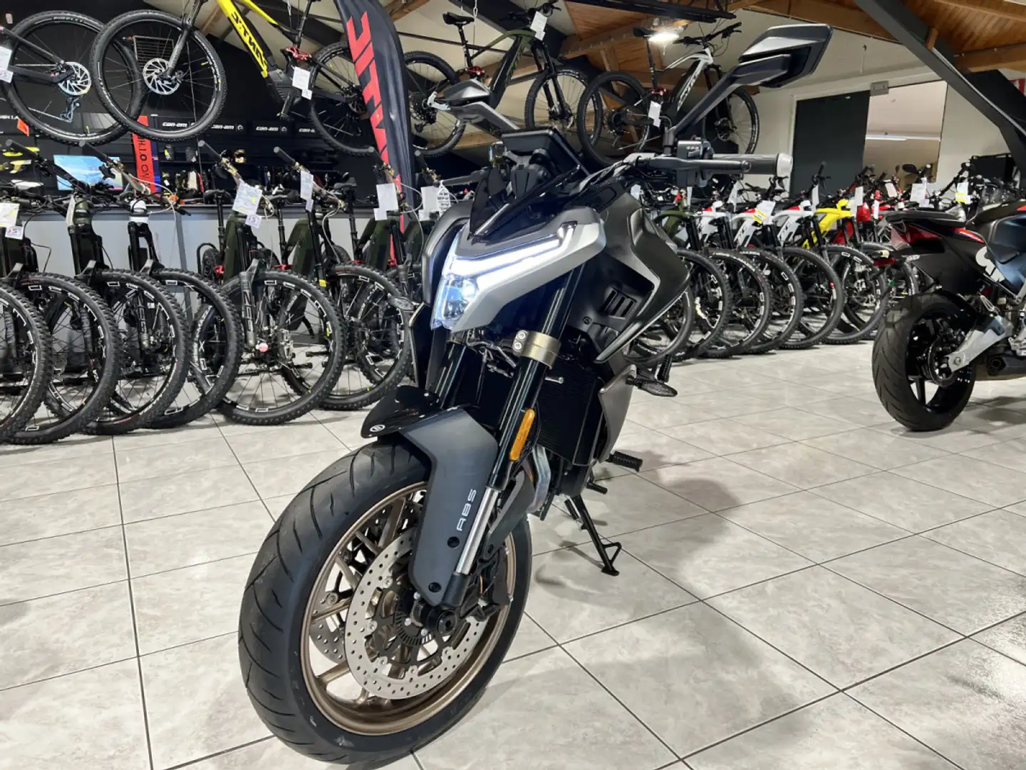 CFMOTO 800 NK ADVANCED Schwarz - 2