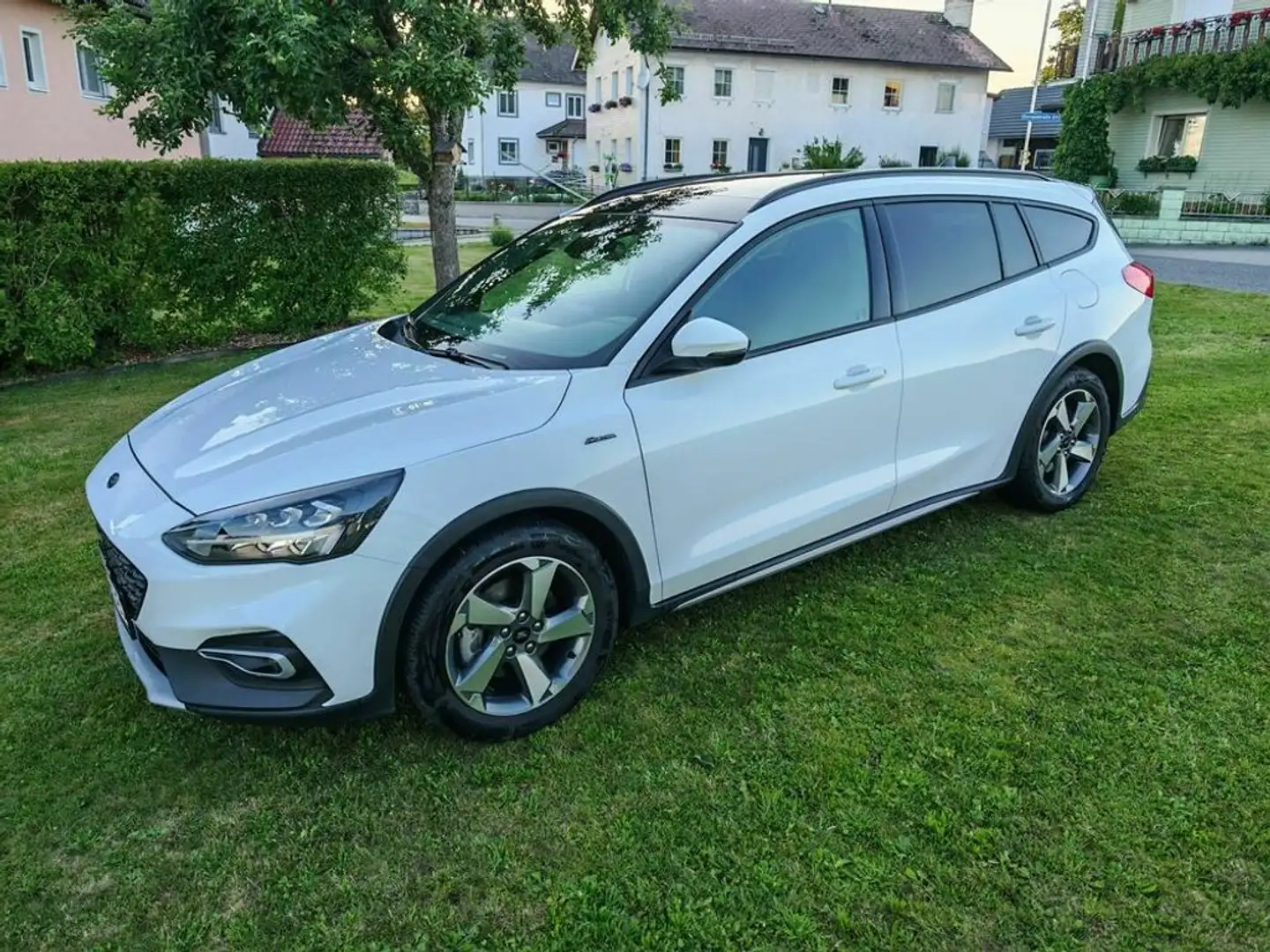 Ford Focus EcoBoost Hybrid Active X AHV/PANO/LED Weiß - 1