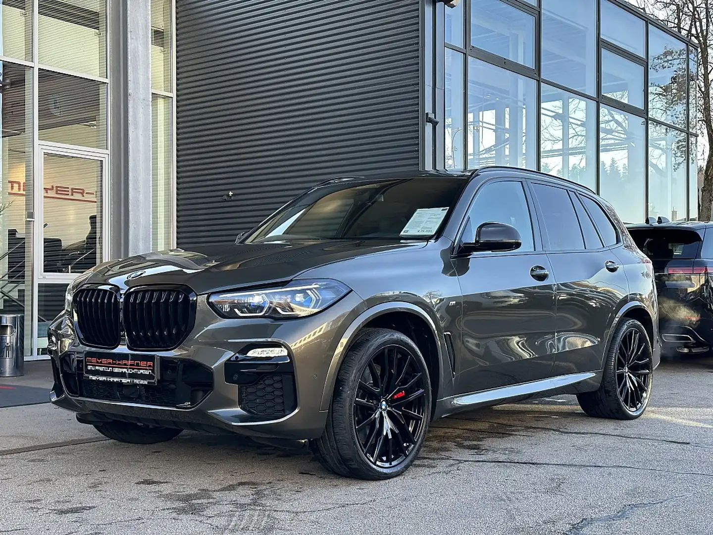 BMW X5 xDrive40d M-Paket Aut. / STHZ / Laser / Sportab... Grijs - 2