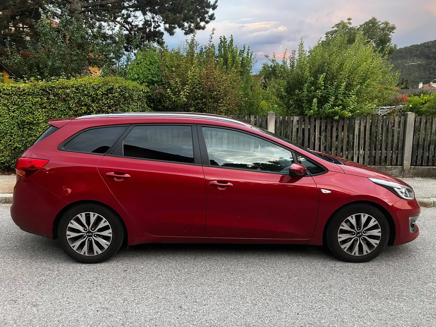 Kia Ceed SW / cee'd SW cee'd SW 1,4 CRDi Silber Silber Rot - 2