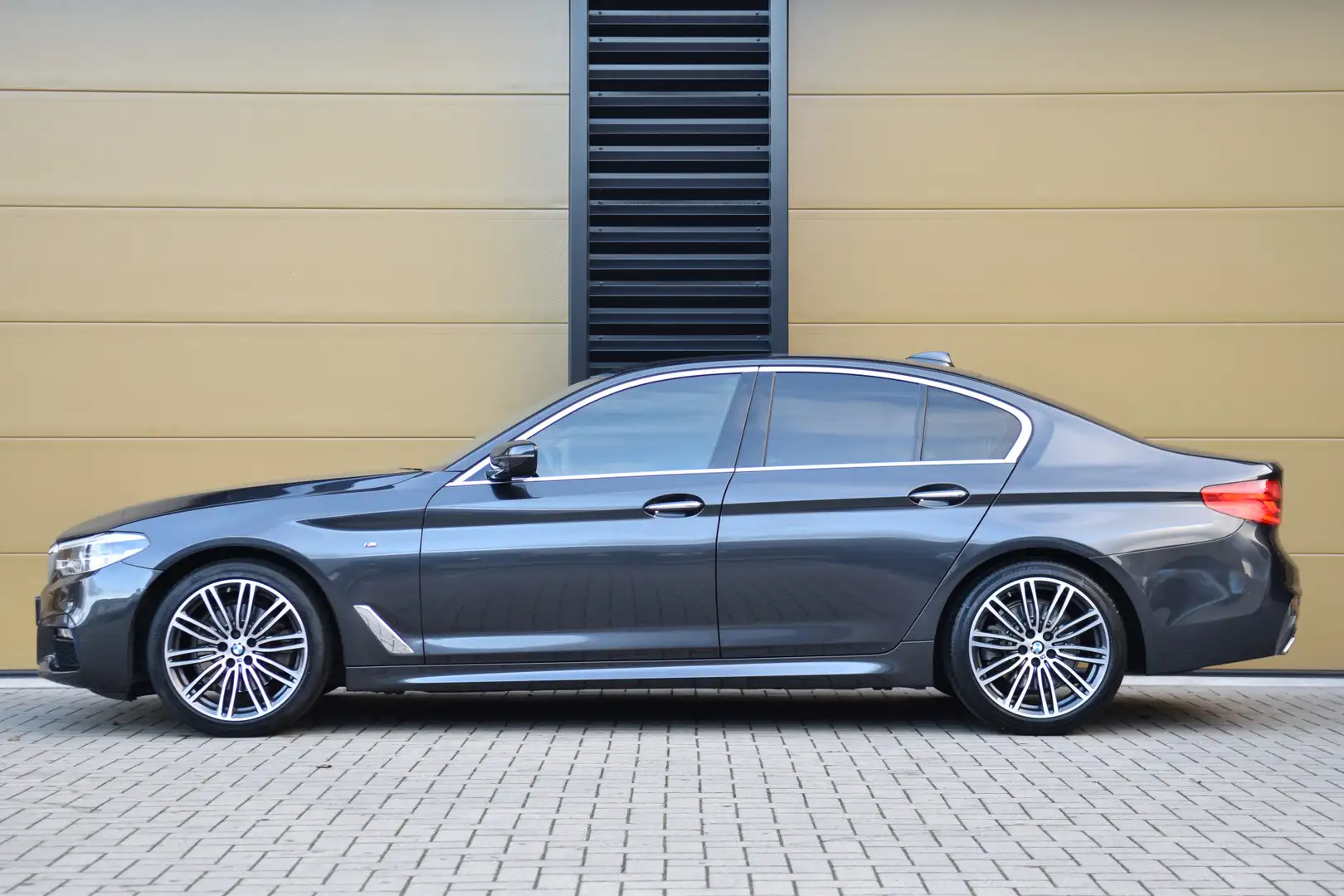 BMW 520 5-serie 520i * M Sportpakket * Comfortstoelen * HI Grijs - 2