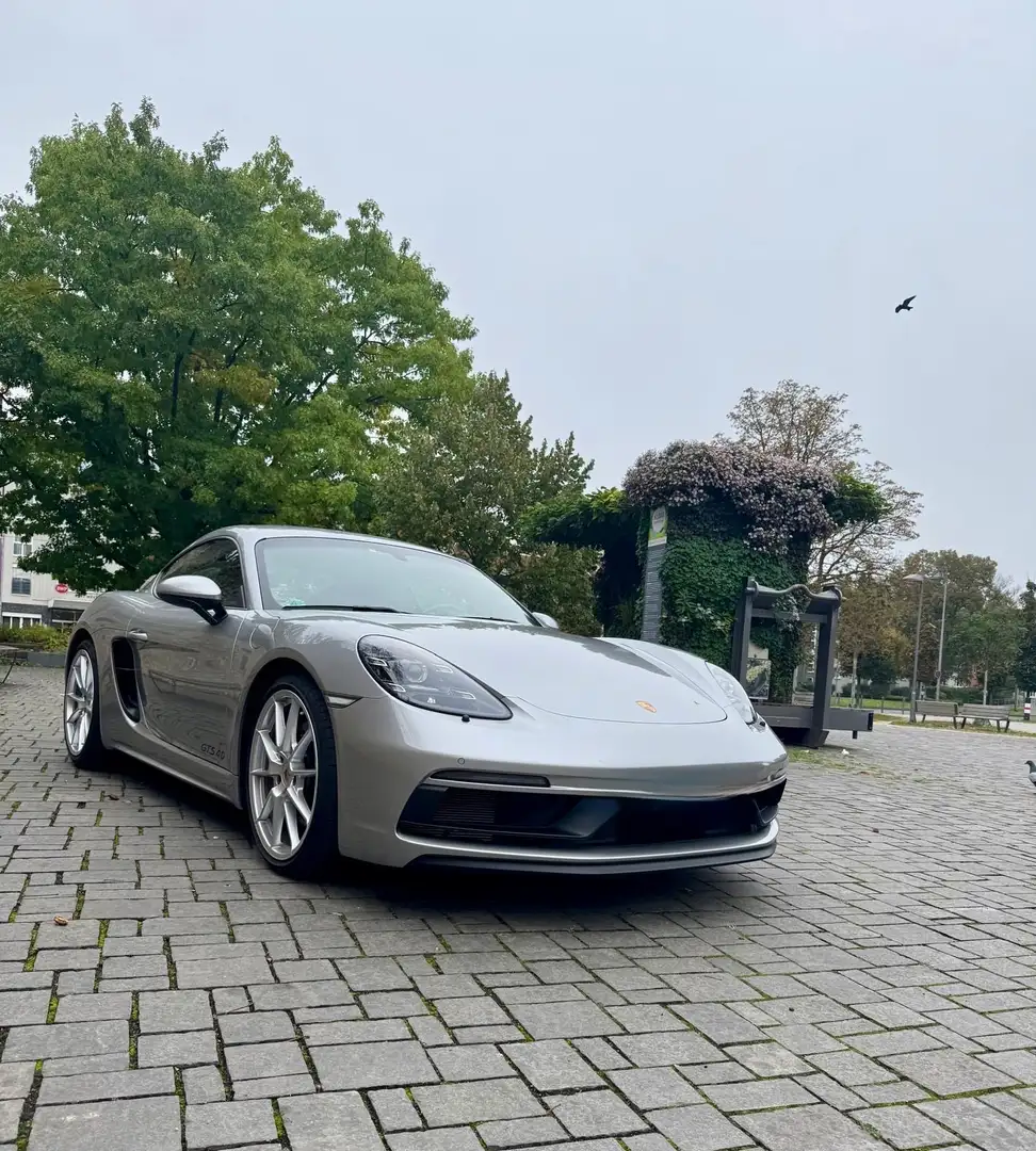 Porsche Cayman 718 GTS 4.0 Schalter, Naturleder & Carbonpakete Silber - 2