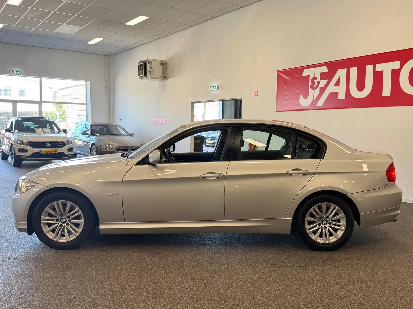 BMW 320 3-serie 320i Executive ECC AIRCO, CRUISE, ELEC PAK Grijs - 2