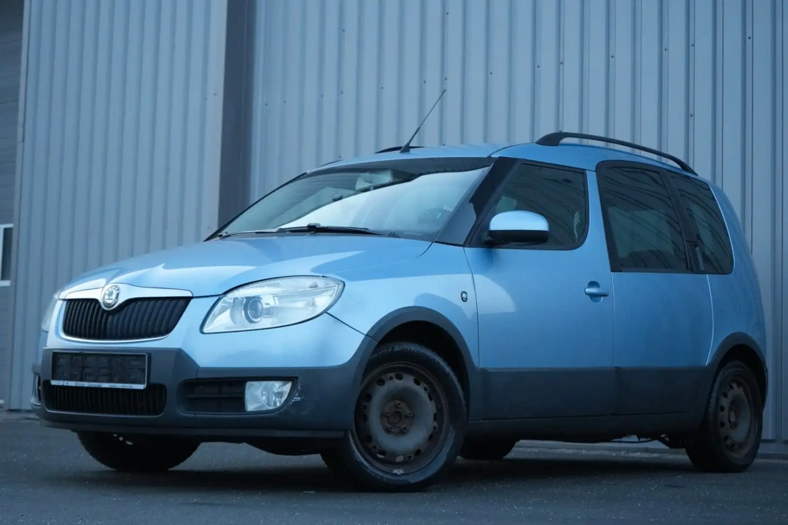 Skoda Roomster 1.6 Scout AHK/Klima/8Fach/TÜV NEU Blau - 1