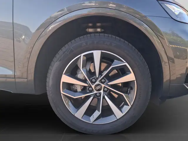 Audi Q5 view 7
