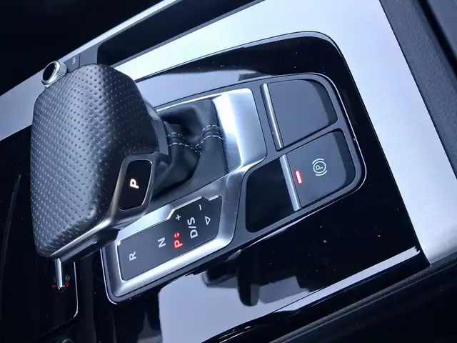 Audi Q5 view 11