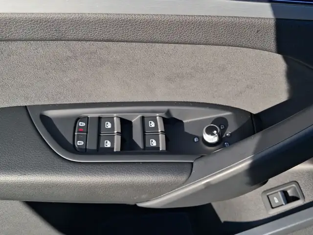 Audi Q5 view 8