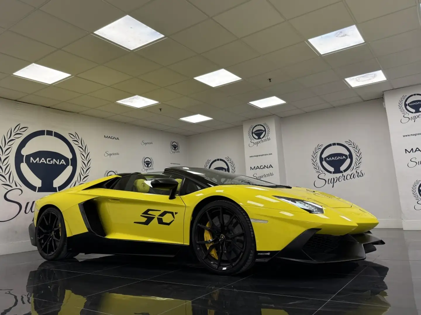 Lamborghini Aventador LP 720-4 50° Anniversario Roadster Amarillo - 2