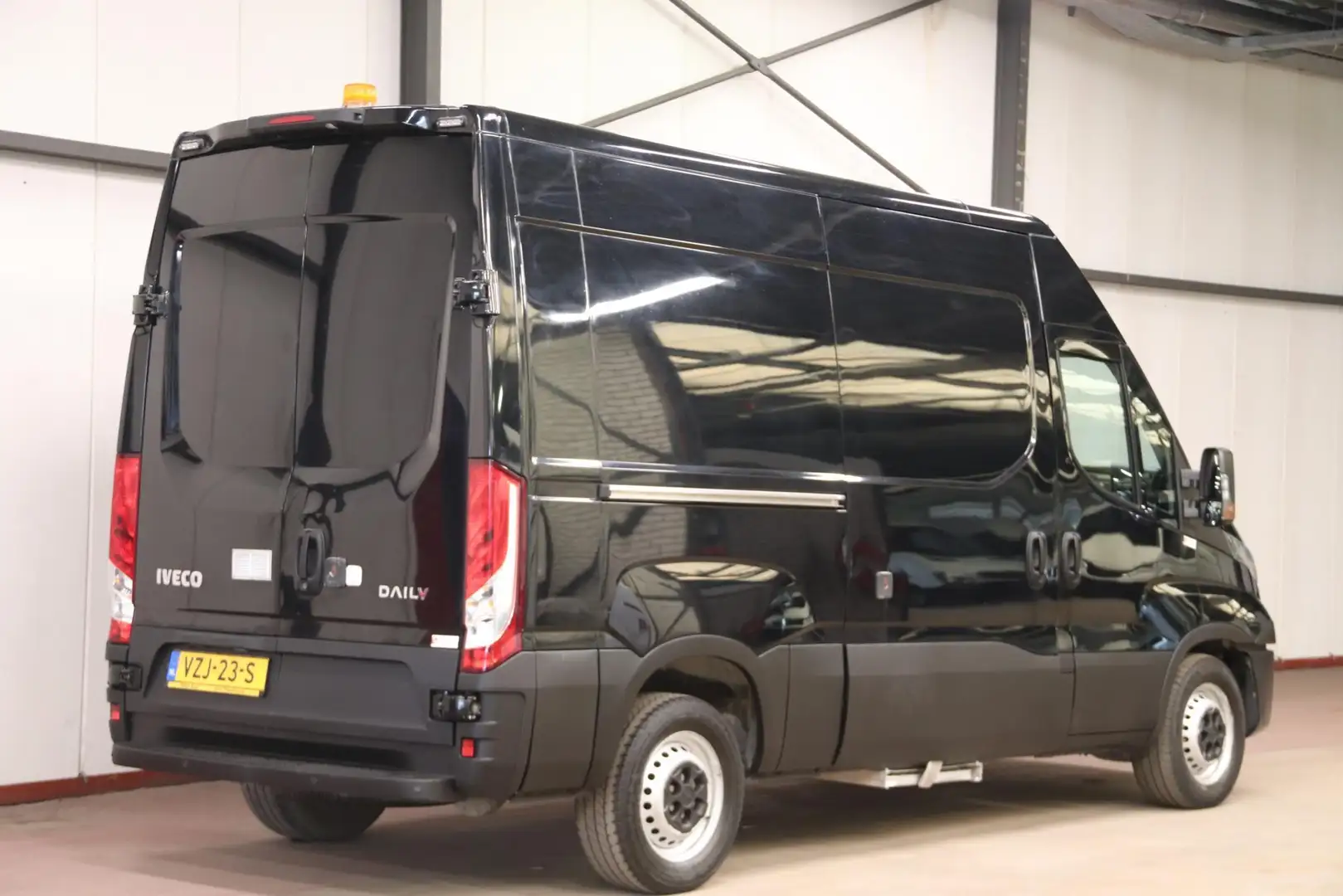 Iveco Daily 35S16V 2.3 L2H2 160 PK 3500 KG TREKVERMOGEN EURO 6 Zwart - 2