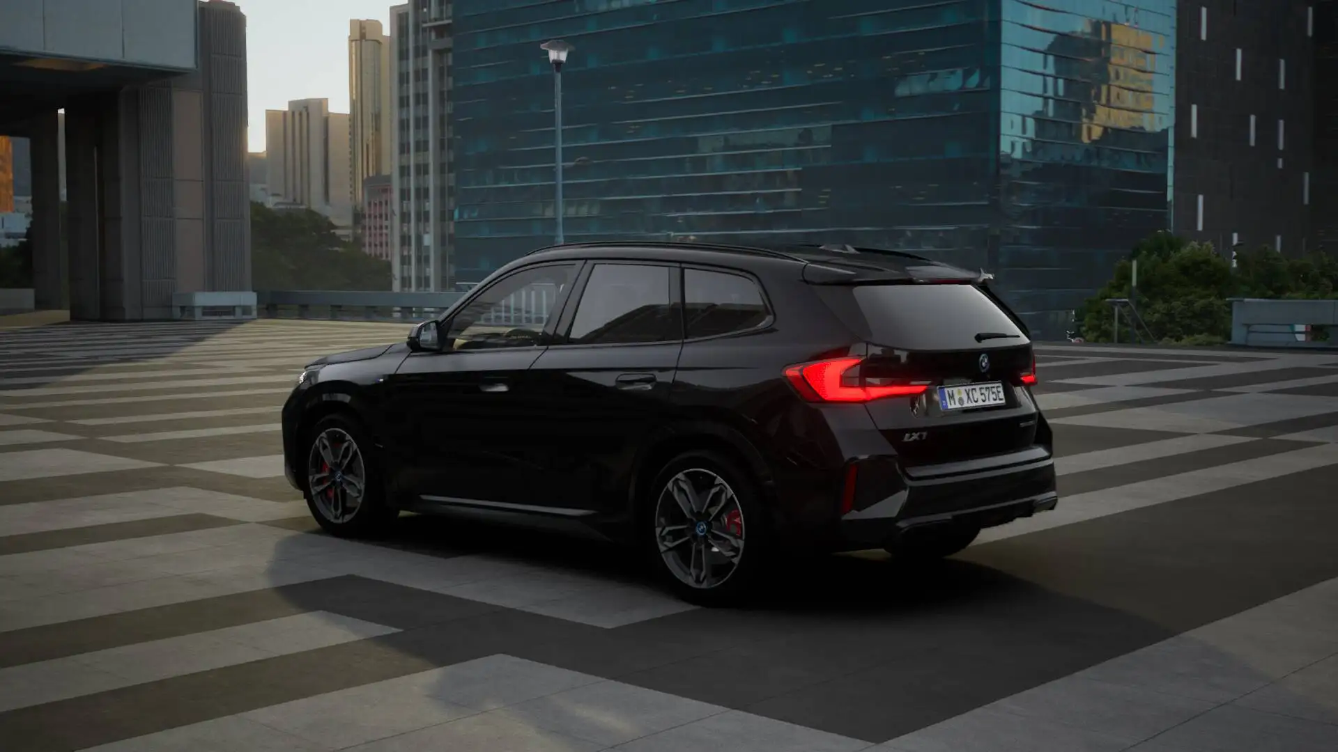 BMW iX1 eDrive20 High Executive M Sport / Sportstoelen / P Zwart - 2