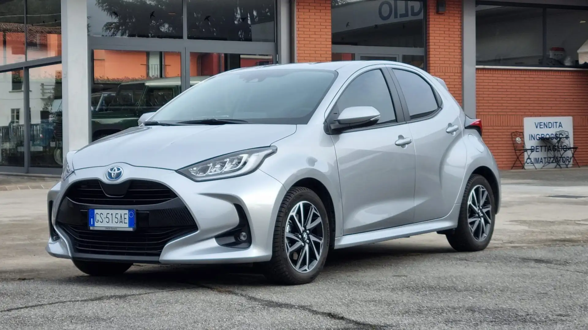 Toyota Yaris 1.5 Trend Hybrid Šedá - 1