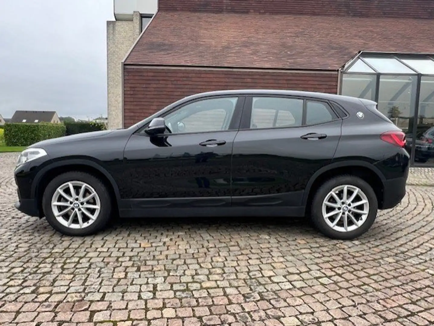 BMW X2 sDrive16d Advantage Schwarz - 2