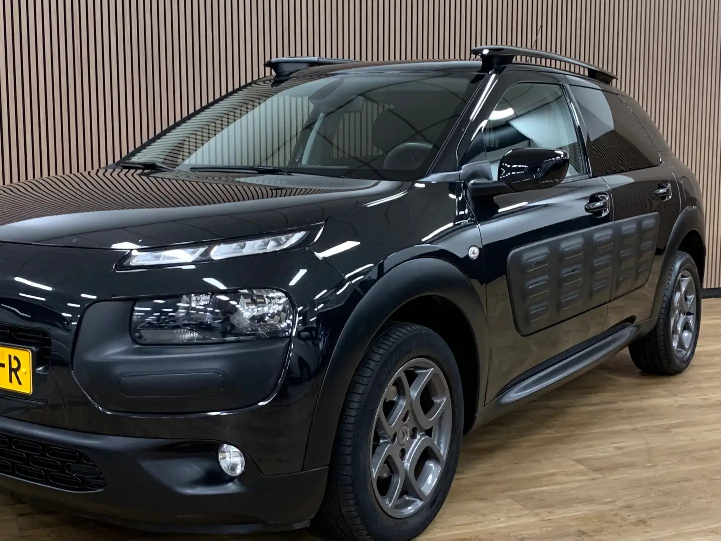 Citroen C4 Cactus 1.2 PureTech Shine|Navigatie|Camera|Climate Contro Zwart - 2