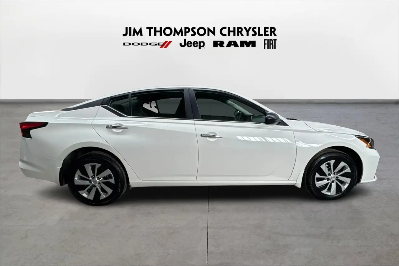 Nissan Altima снимка Nissan Altima
