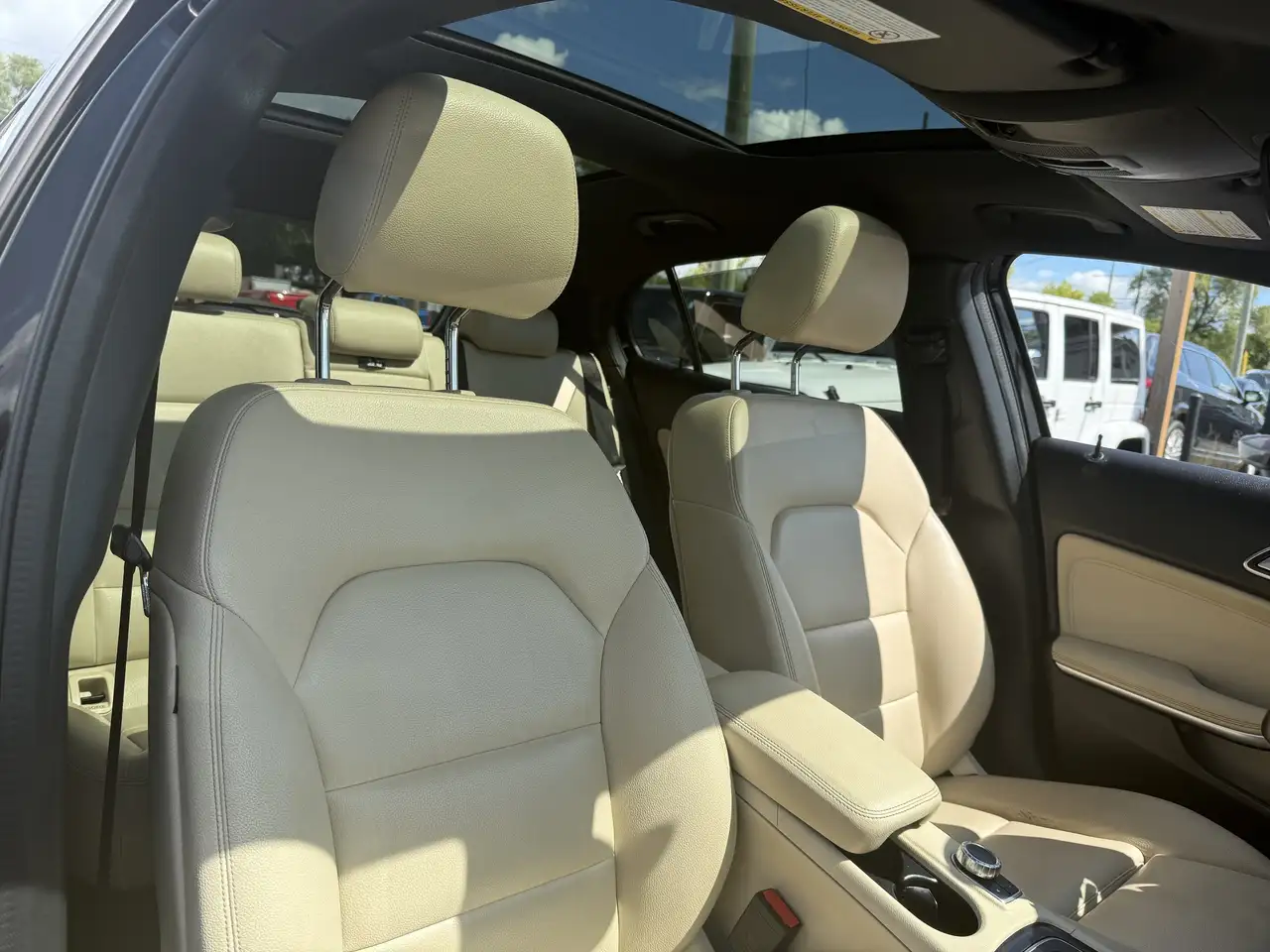 Mercedes-Benz GLA снимка Mercedes-Benz GLA