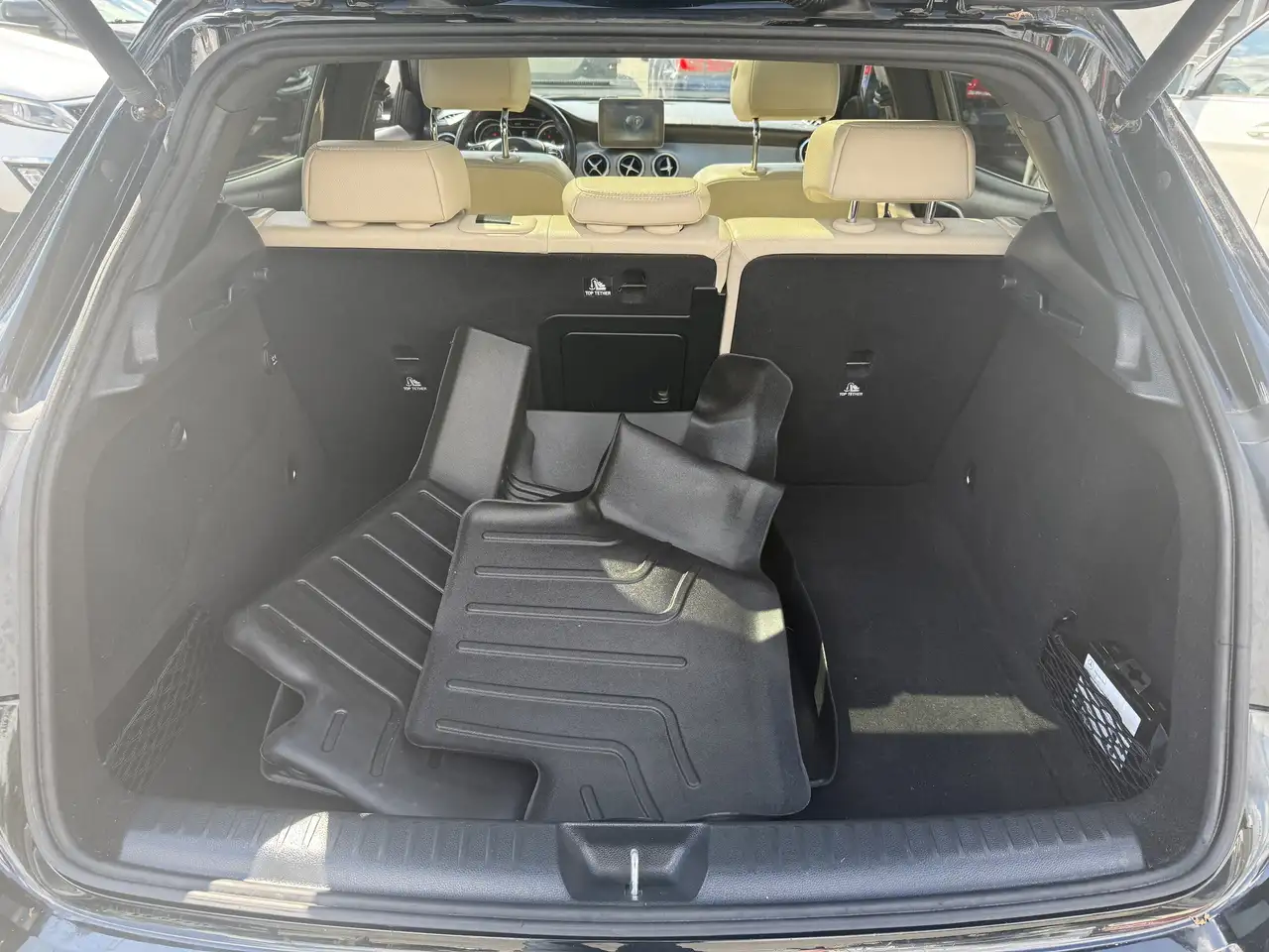 Mercedes-Benz GLA снимка Mercedes-Benz GLA