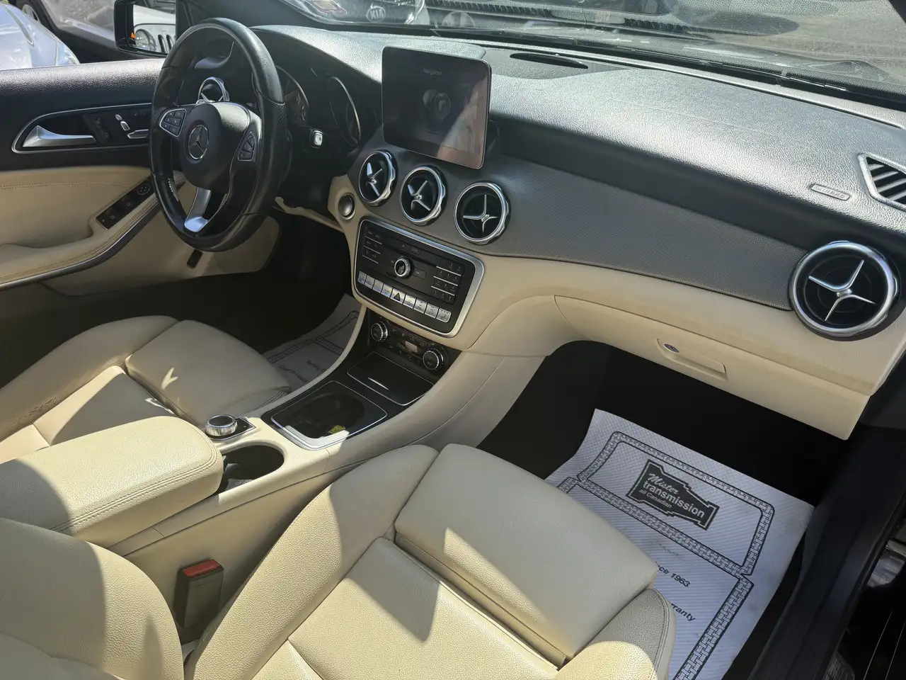 Mercedes-Benz GLA снимка Mercedes-Benz GLA