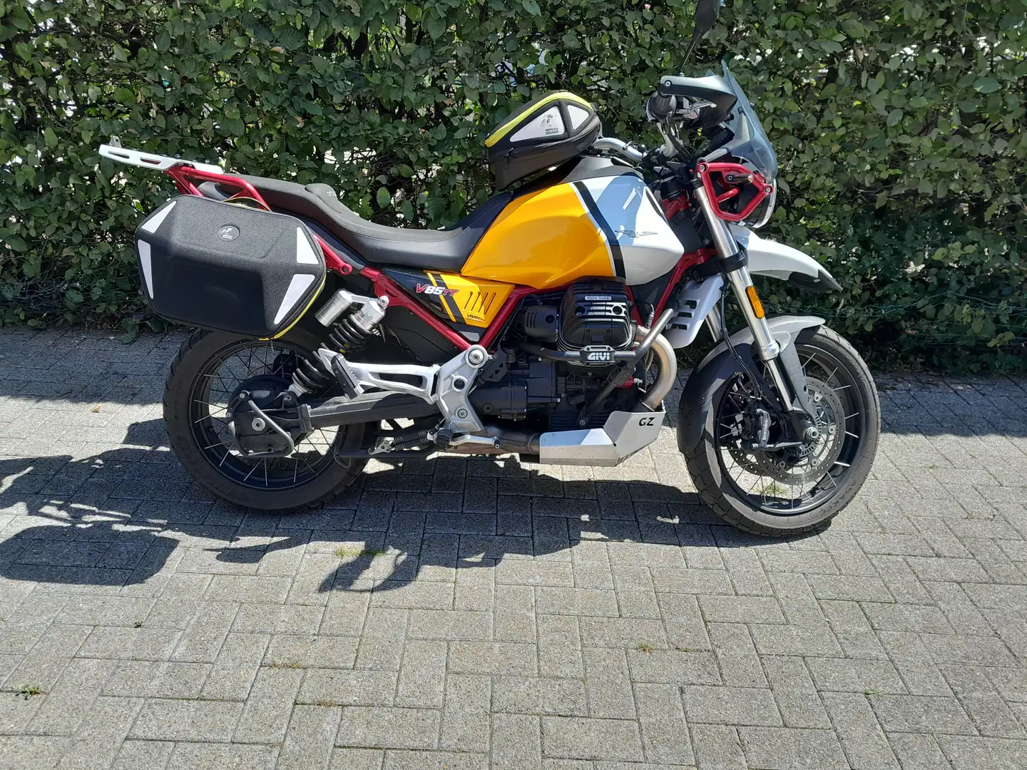 Moto Guzzi V 85 TT Geel - 1