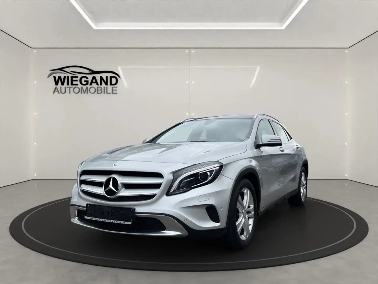 Mercedes-Benz GLA 200 Urban+PANO+XENON+AHK+PARKTRONIC+METALLIC Zilver - 1