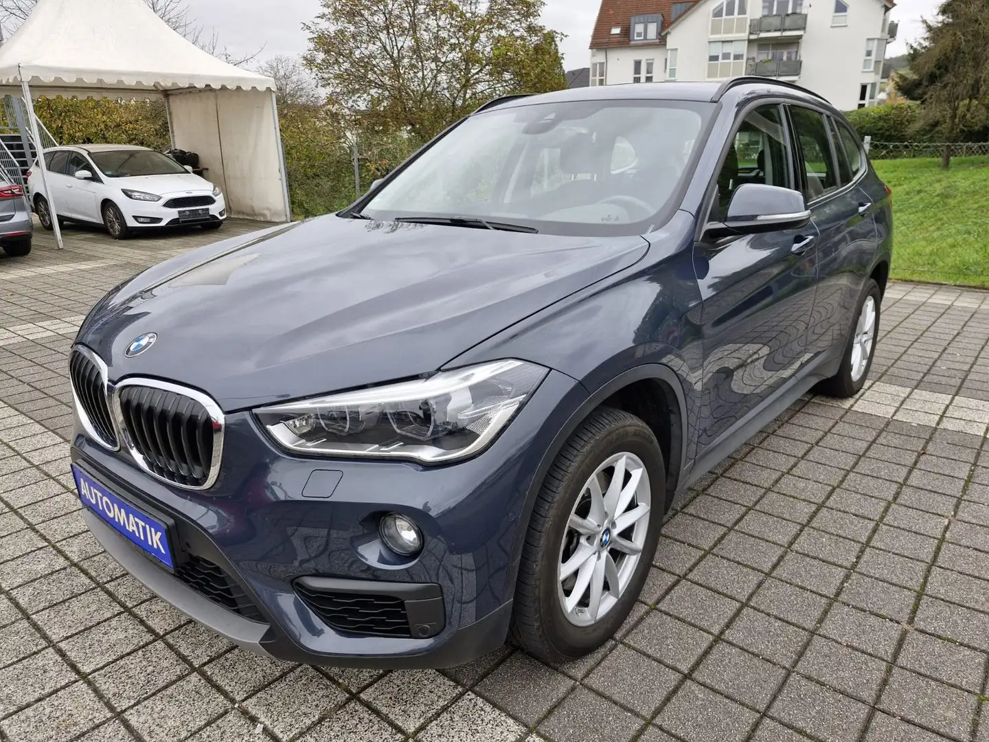 BMW X1 xDrive 20 i Advantage - Automatik - Navi Grau - 2