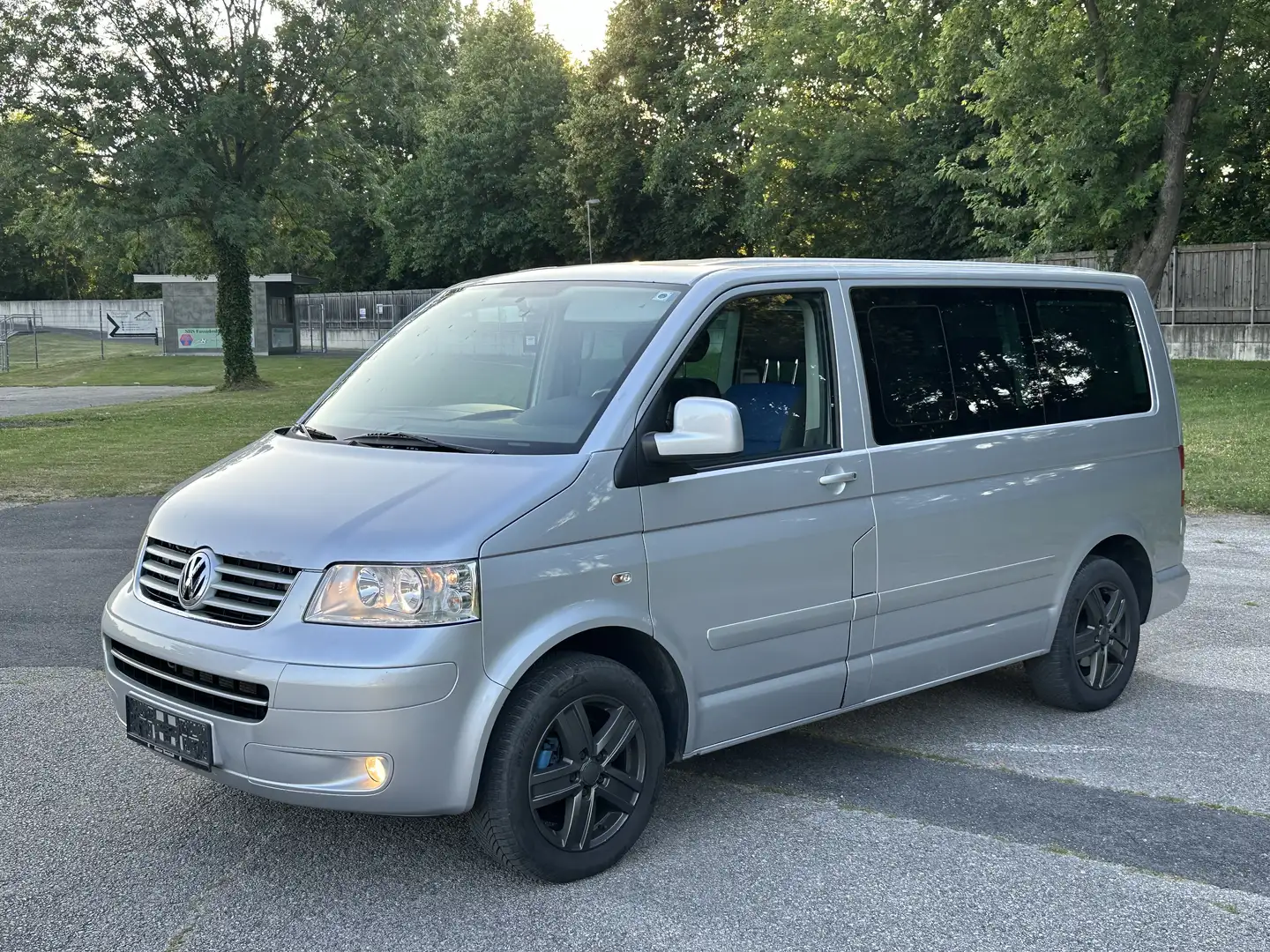 Volkswagen T5 Multivan 2.5TDI DPF 131PS 6 Gang Argent - 1