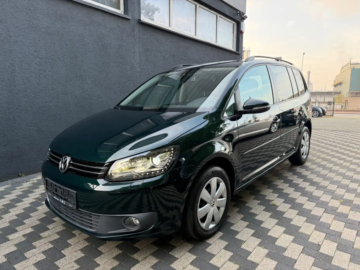 Volkswagen Touran Comfortline Aut. Navi Bi-Xenon PDC AHK Grün - 1