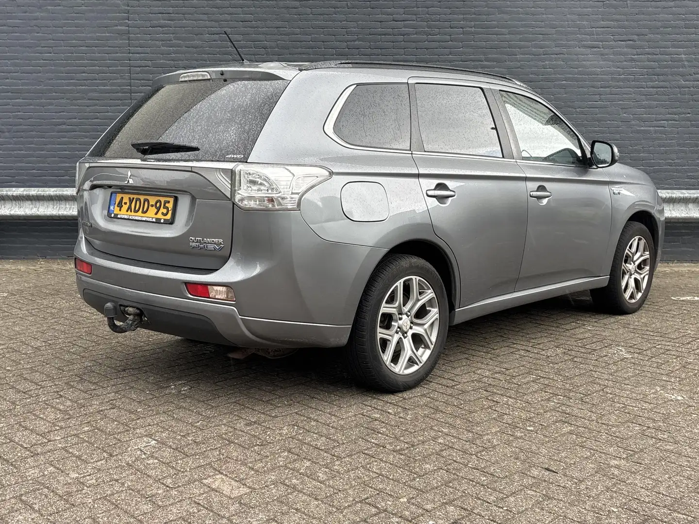 Mitsubishi Outlander 2.0 PHEV Instyle | Leder | Pano | Climate | Cruise Grijs - 2